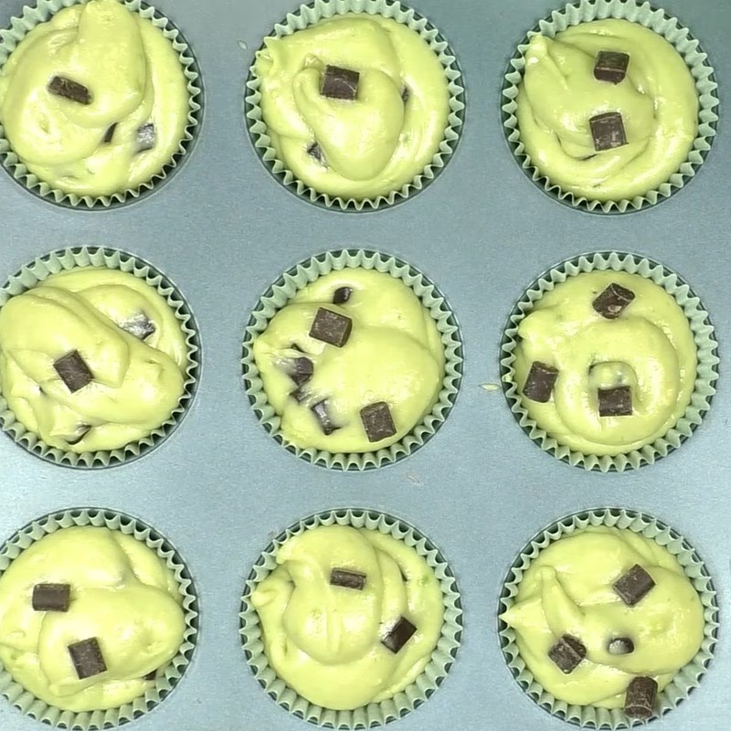 Bước 4 Đổ khuôn bánh Bánh cupcake bơ socola