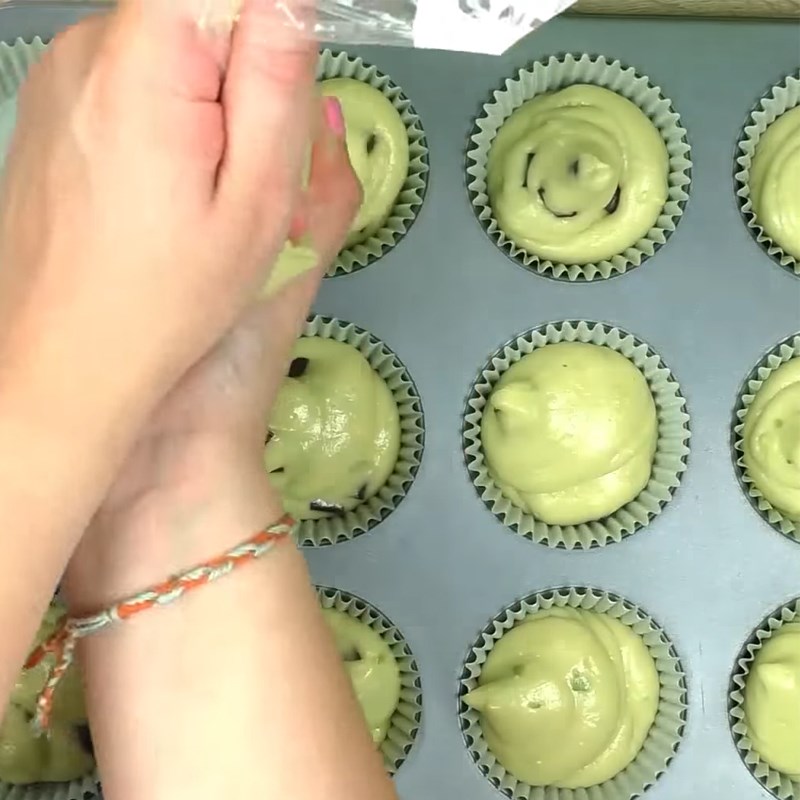 Bước 4 Đổ khuôn bánh Bánh cupcake bơ socola