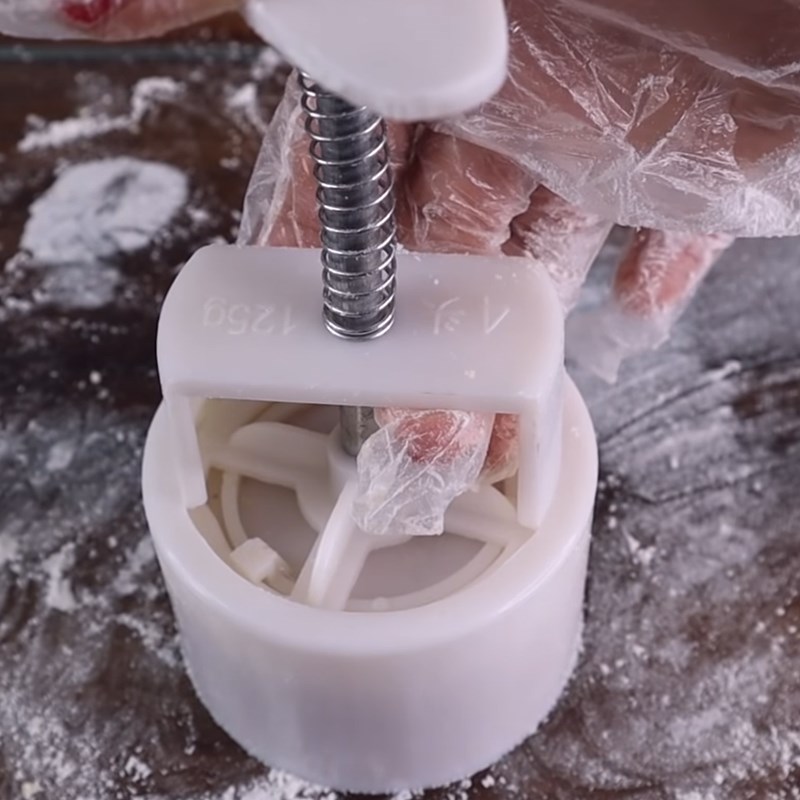 Bước 7 Đóng bánh Bánh trung thu đậu xanh trứng muối sầu riêng bằng nồi cơm điện
