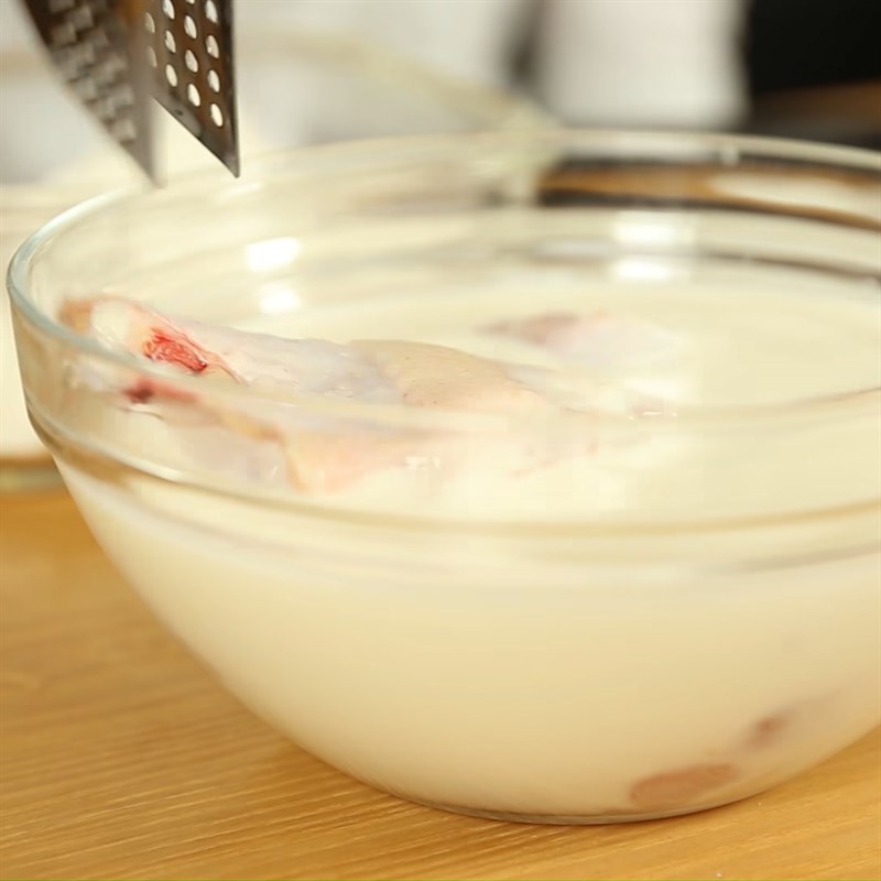 Bước 1 Sơ chế gà Gà chiên sữa tươi