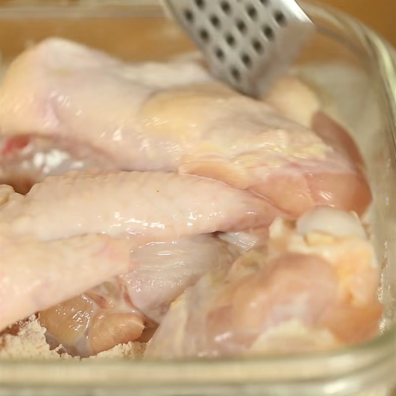 Bước 2 Ướp gà Gà chiên sữa tươi