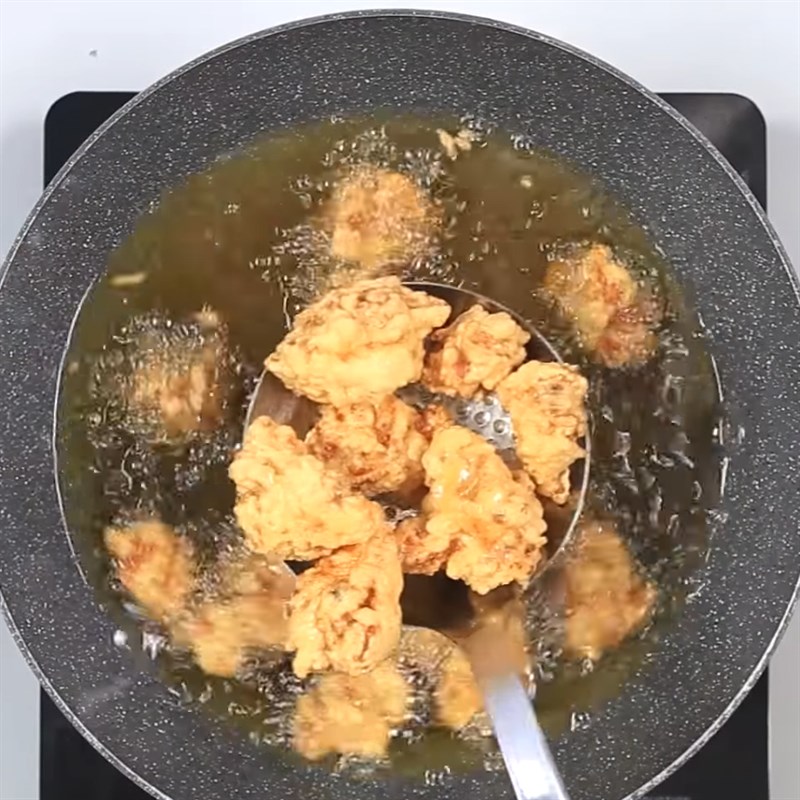 Bước 2 Chiên gà Gà chiên bia