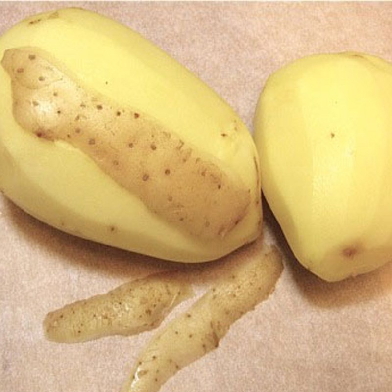 Bước 2 Gọt và cắt khoai tây Cá bớp nướng sốt mayo khoai tây