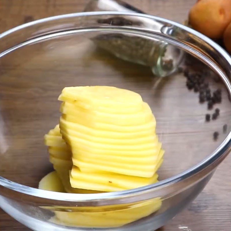 Bước 1 Sơ chế khoai tây Khoai tây lát nướng trứng
