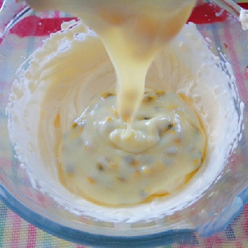 Bước 2 Làm kem Kem chanh dây sữa chua
