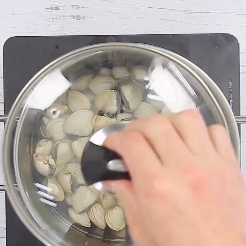 Bước 2 Luộc ngao (nghêu) Chả ngao (nghêu) chiên giòn