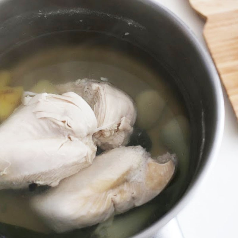 Bước 1 Luộc gà Bánh bao nhân pizza