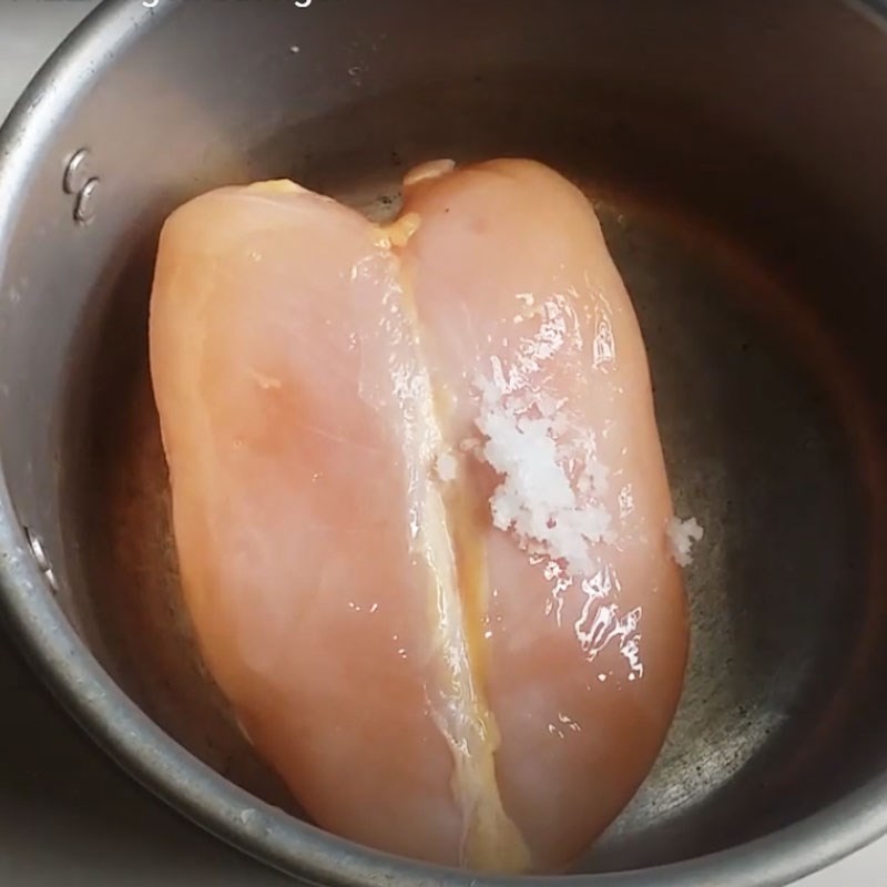 Bước 1 Luộc gà Bánh bao nhân pizza