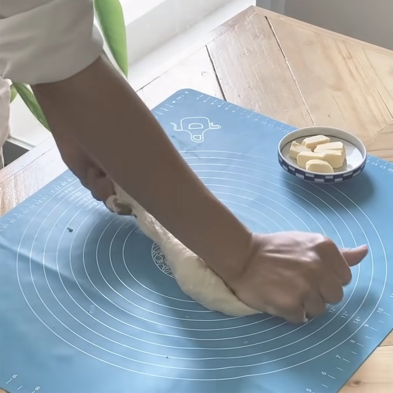 Bước 2 Nhào bột Bánh mì cá sấu