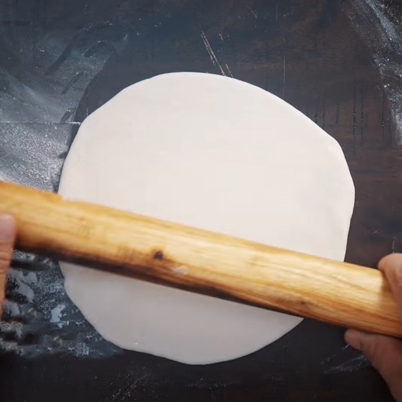 Bước 3 Nhào và cán bột Pizza Hawai