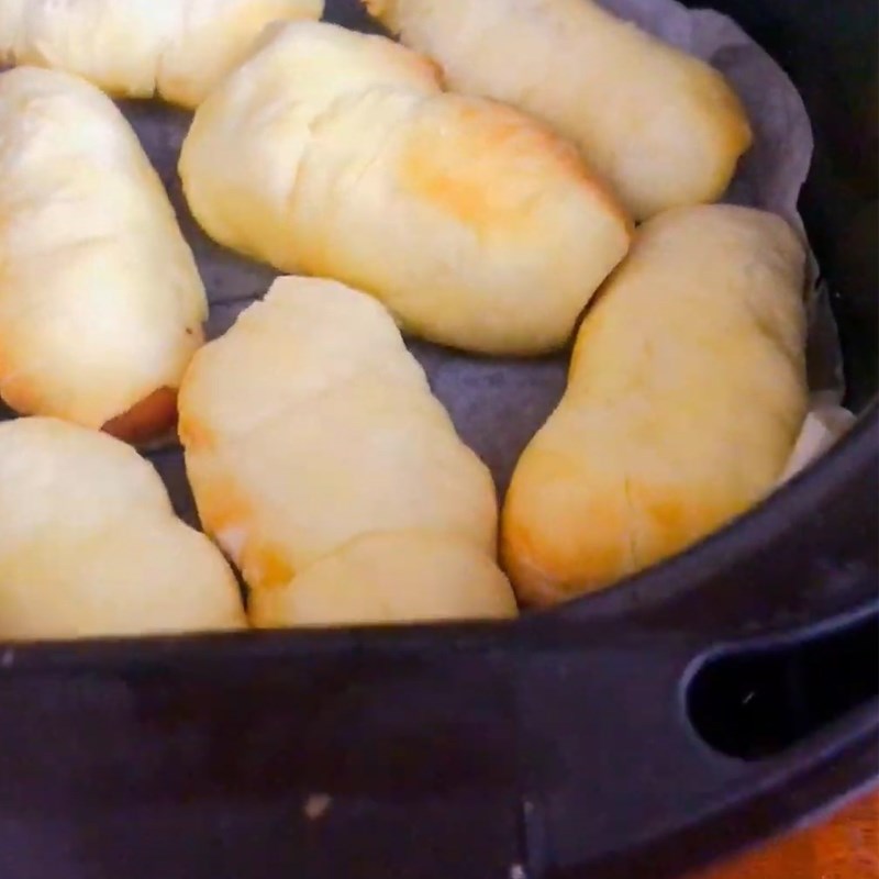 Bước 5 Nướng bánh Bánh mì cuộn xúc xích bằng nồi chiên không dầu