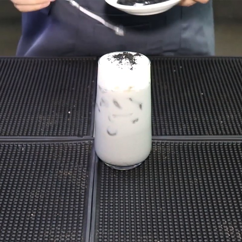 Bước 3 Pha latte Mè đen latte kem sữa