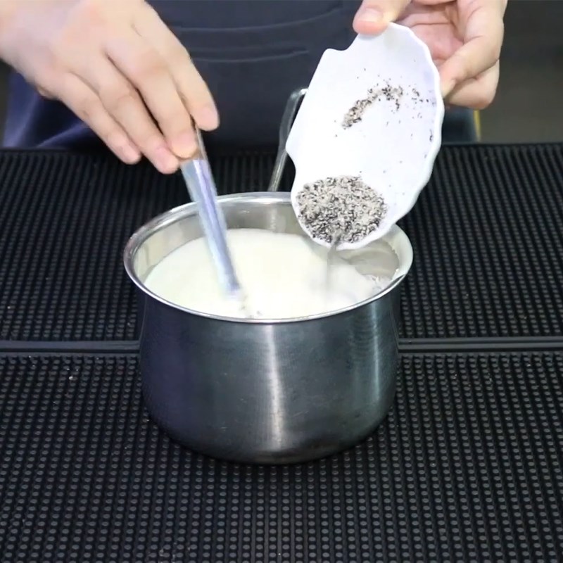 Bước 2 Pha latte Matcha mè đen kem sữa