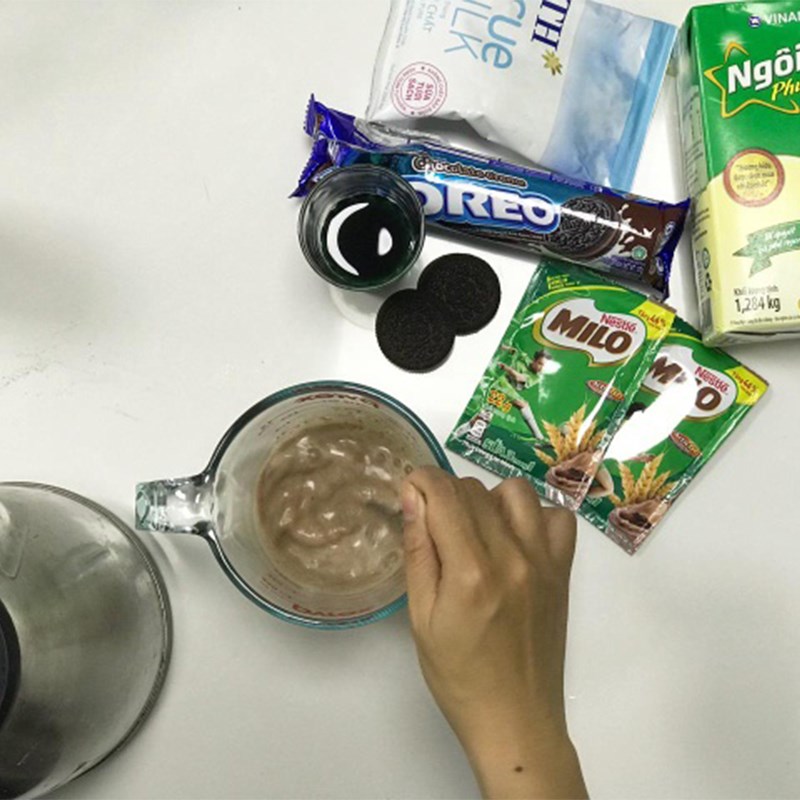 Bước 1 Pha milo Oreo bạc hà đá xay