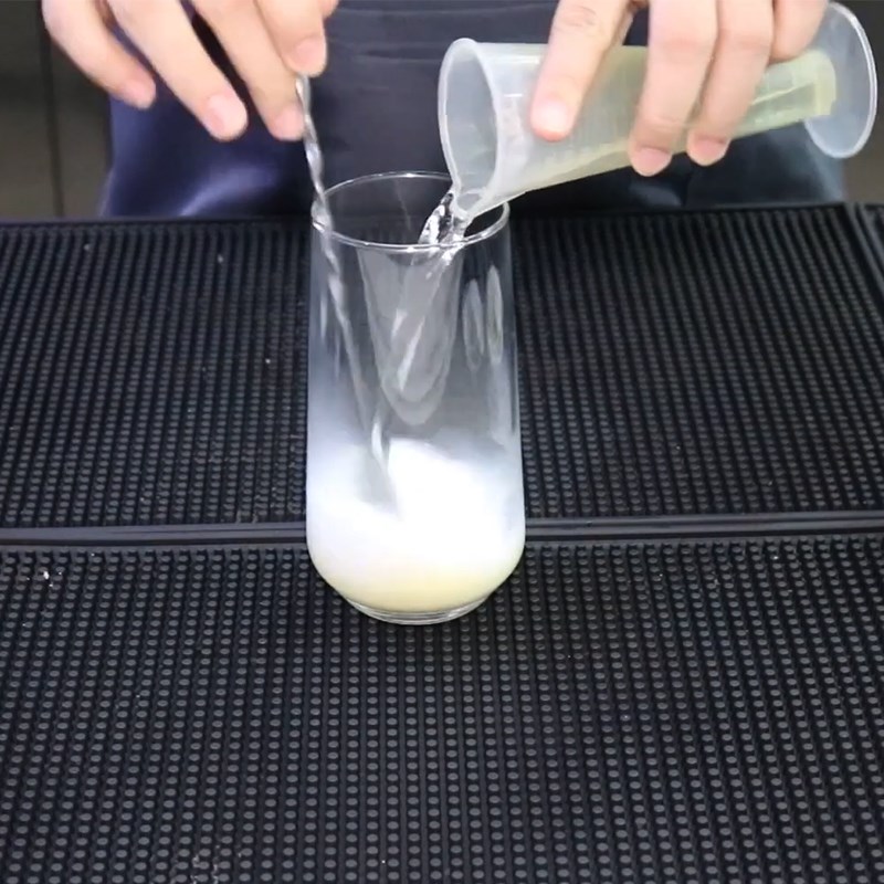 Bước 1 Pha sữa và bột matcha Matcha mè đen kem sữa