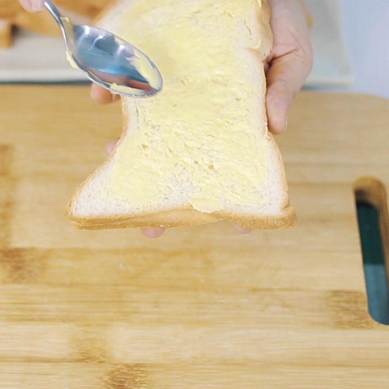 Bước 1 Phết bơ đường lên bánh Bánh mì bơ đường bằng nồi chiên không dầu