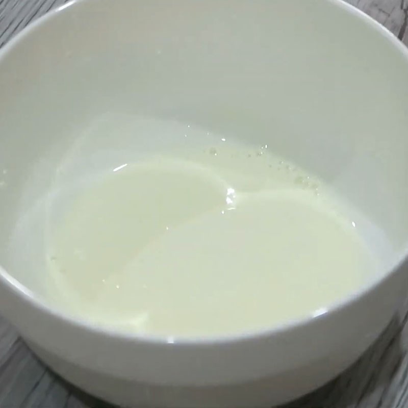 Bước 2 Rây nhuyễn phô mai Sữa chua úp ngược