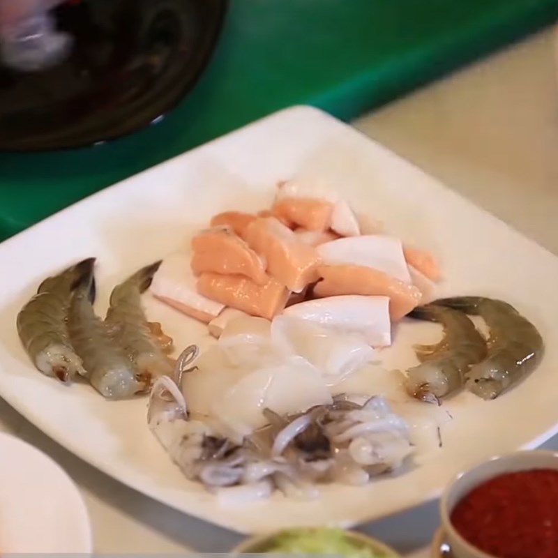 Bước 1 Sơ chế cá hồi và hải sản ăn kèm Lẩu cá hồi kim chi