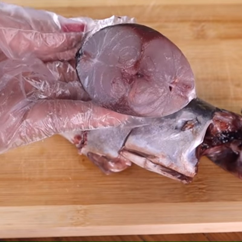 Bước 1 Sơ chế cá nục và thịt heo Cá nục kho măng