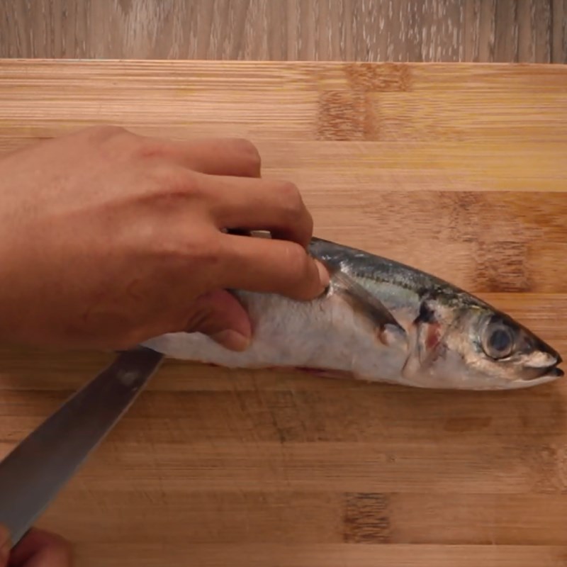 Bước 1 Sơ chế cá nục Cá nục nướng giấy bạc