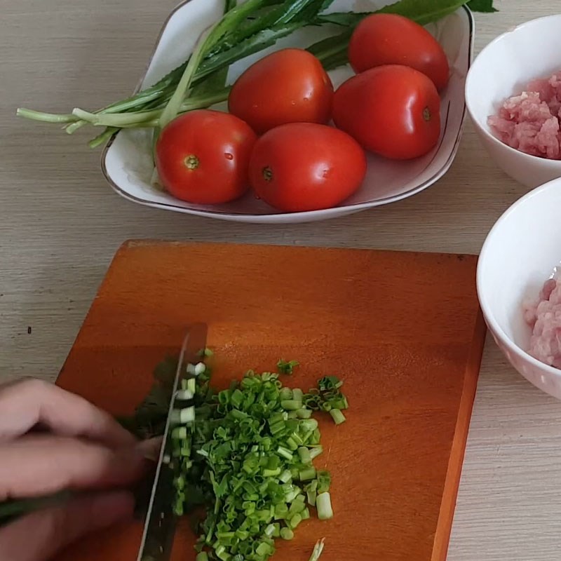 Bước 2 Sơ chế các nguyên liệu khác Canh cà chua thịt bò