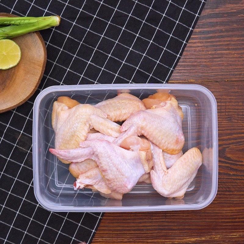 Bước 1 Sơ chế cánh gà và nguyên liệu khác Cánh gà chiên sốt Thái