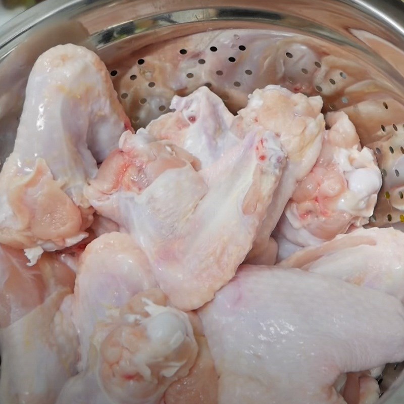 Bước 1 Sơ chế cánh gà và nguyên liệu khác Cánh gà chiên sốt Thái