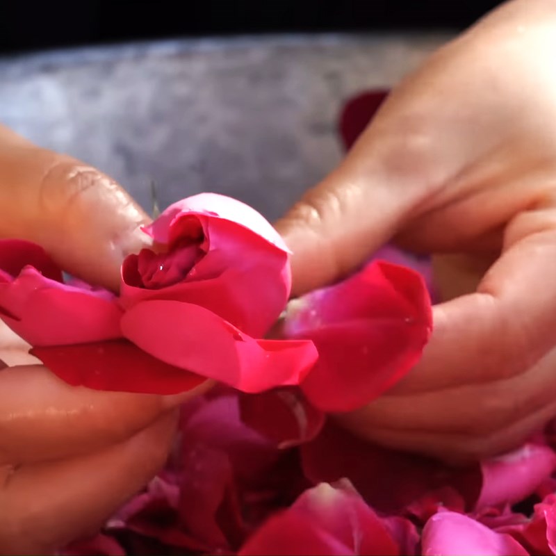 Bước 1 Sơ chế hoa hồng Trứng chiên hoa hồng