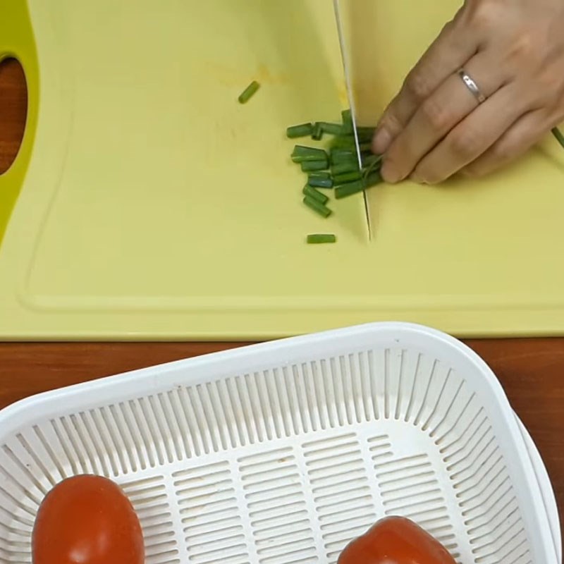 Bước 1 Sơ chế nguyên liệu Khoai tây xào cà chua
