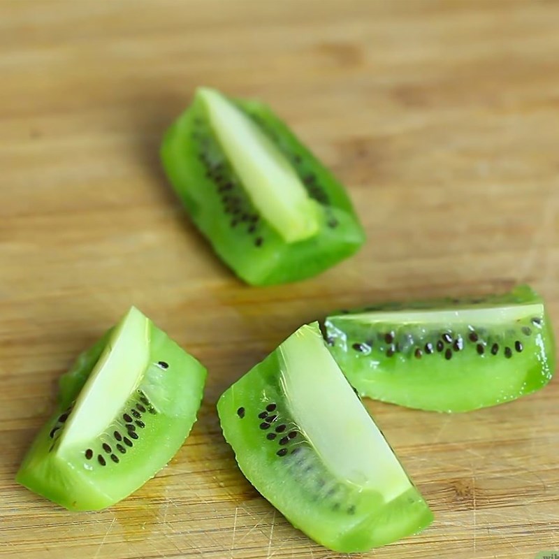 Bước 1 Sơ chế nguyên liệu Sinh tố matcha bơ kiwi