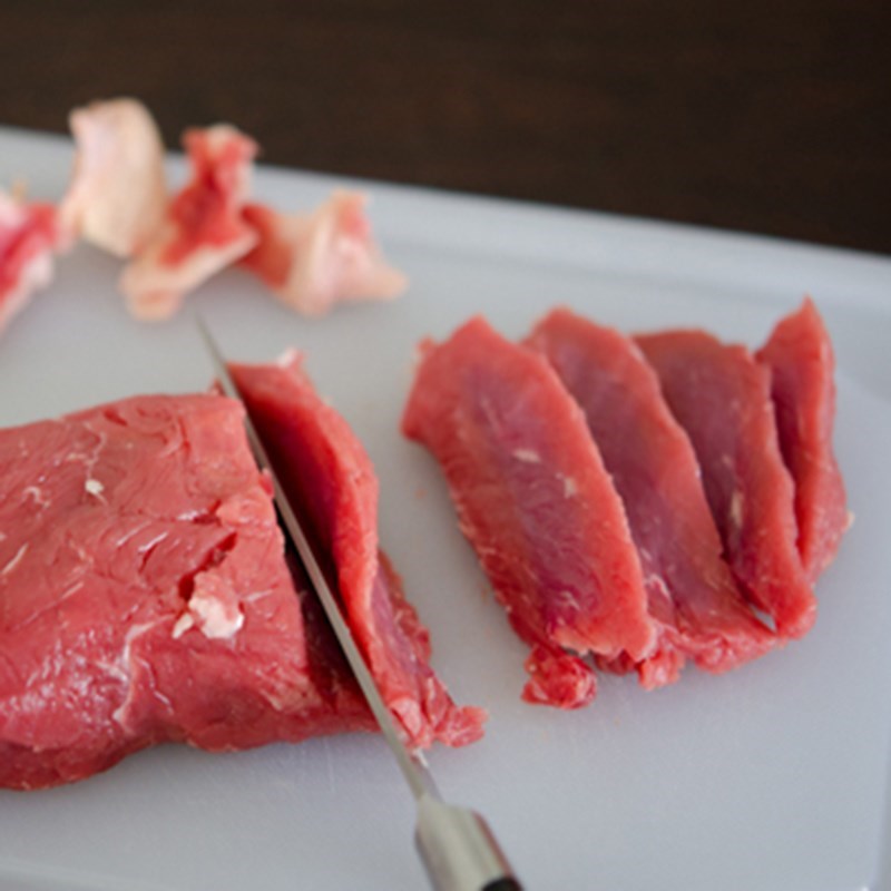 Bước 1 Sơ chế thịt bò Thịt bò xào cải ngồng