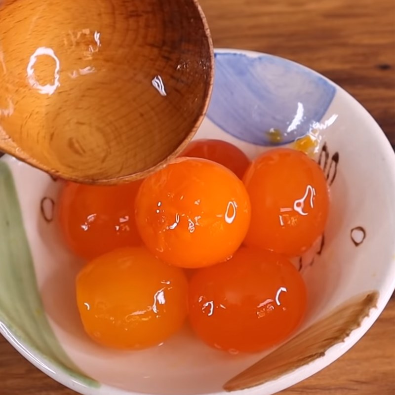 Bước 4 Sơ chế trứng muối Bánh trung thu đậu xanh trứng muối sầu riêng bằng nồi cơm điện
