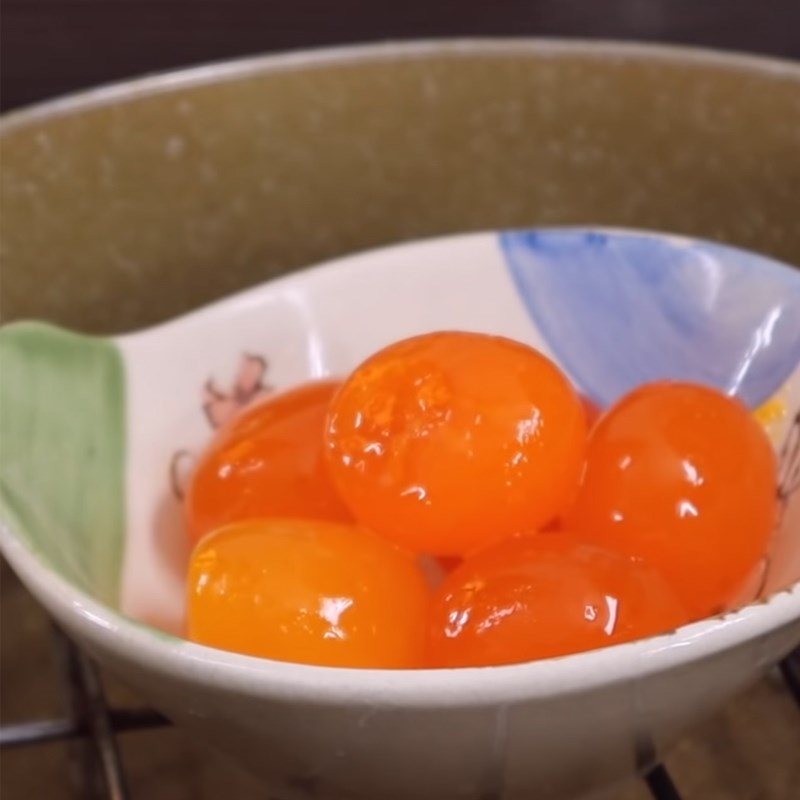 Bước 4 Sơ chế trứng muối Bánh trung thu đậu xanh trứng muối sầu riêng bằng nồi cơm điện