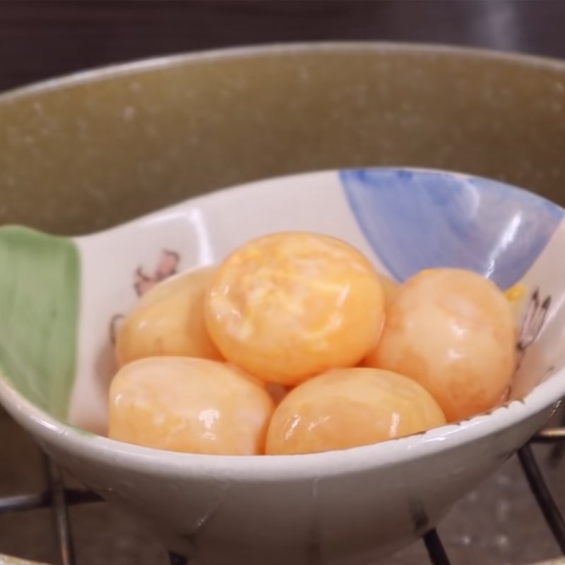 Bước 4 Sơ chế trứng muối Bánh trung thu đậu xanh trứng muối sầu riêng bằng nồi cơm điện