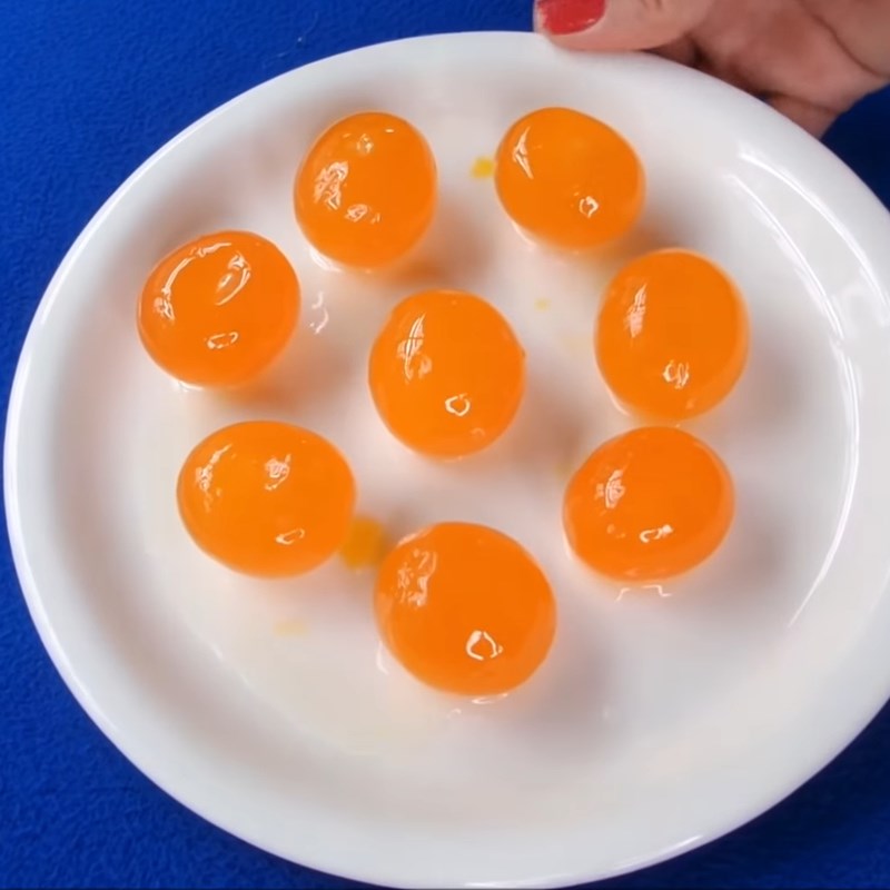 Bước 2 Sơ chế trứng muối hạt bột Bánh trung thu phô mai
