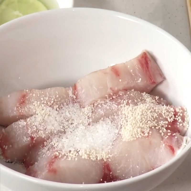 Bước 1 Sơ chế và ướp cá bớp Cá bớp nướng sốt mayo khoai tây