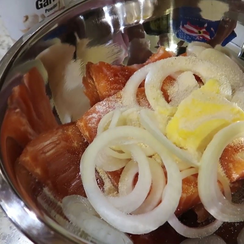 Bước 1 Sơ chế và ướp cá hồi Cá hồi nướng bơ bột tỏi