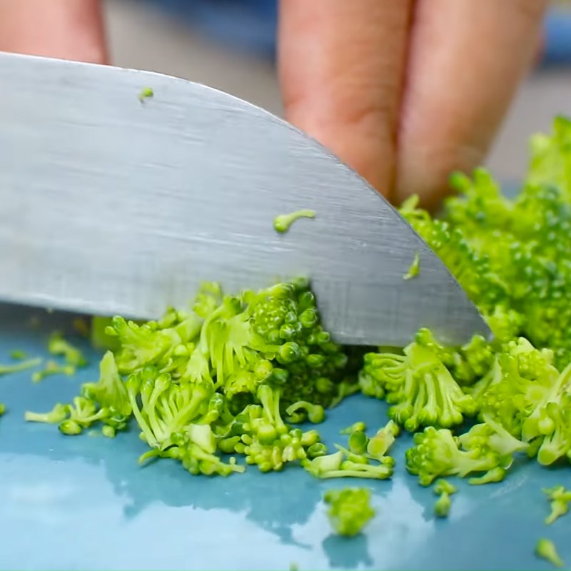 Bước 1 Sơ chế nguyên liệu Súp tôm bông cải xanh