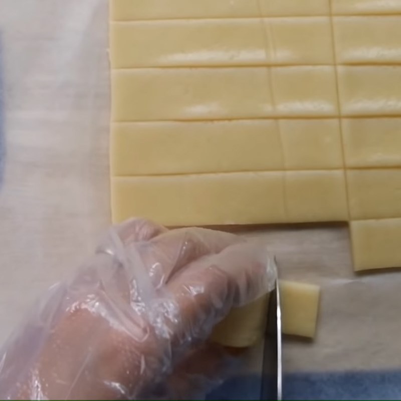 Bước 6 Tạo hình bánh Bánh quy cuộn mứt dứa