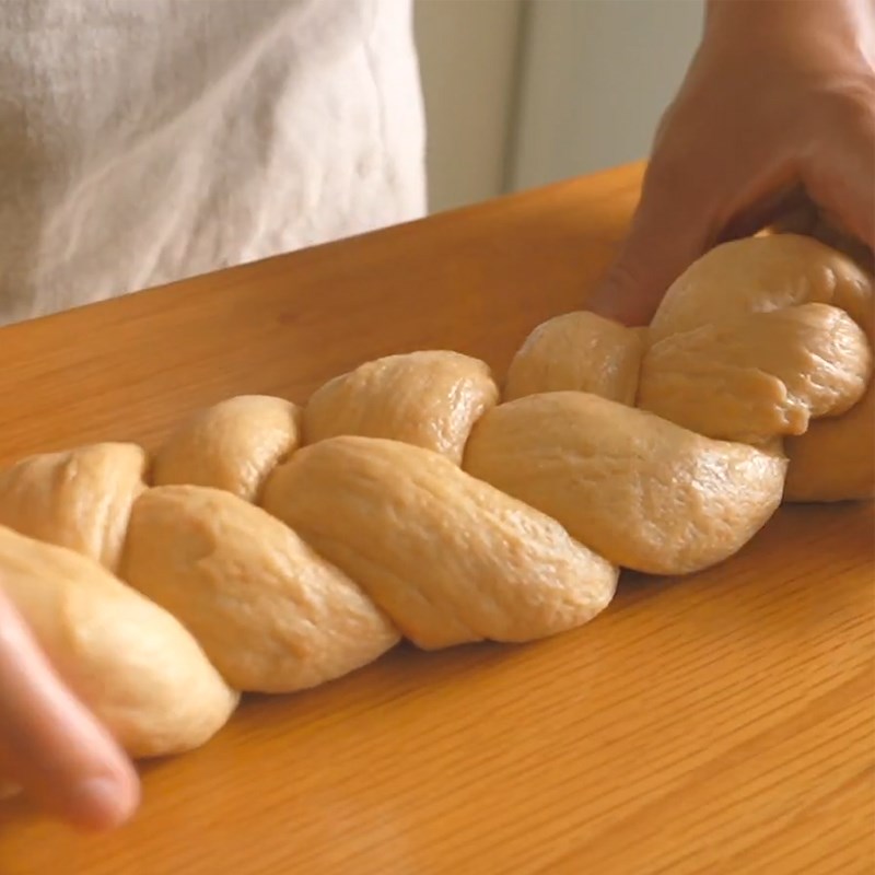 Bước 4 Tạo hình bánh Bánh mì Brioche - bánh mì hoa cúc bằng bột nguyên cám