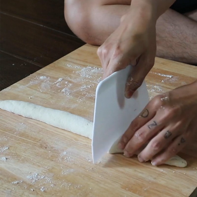 Bước 4 Tạo hình cá sấu Bánh mì cá sấu