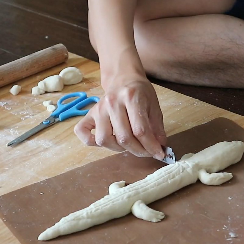 Bước 4 Tạo hình cá sấu Bánh mì cá sấu