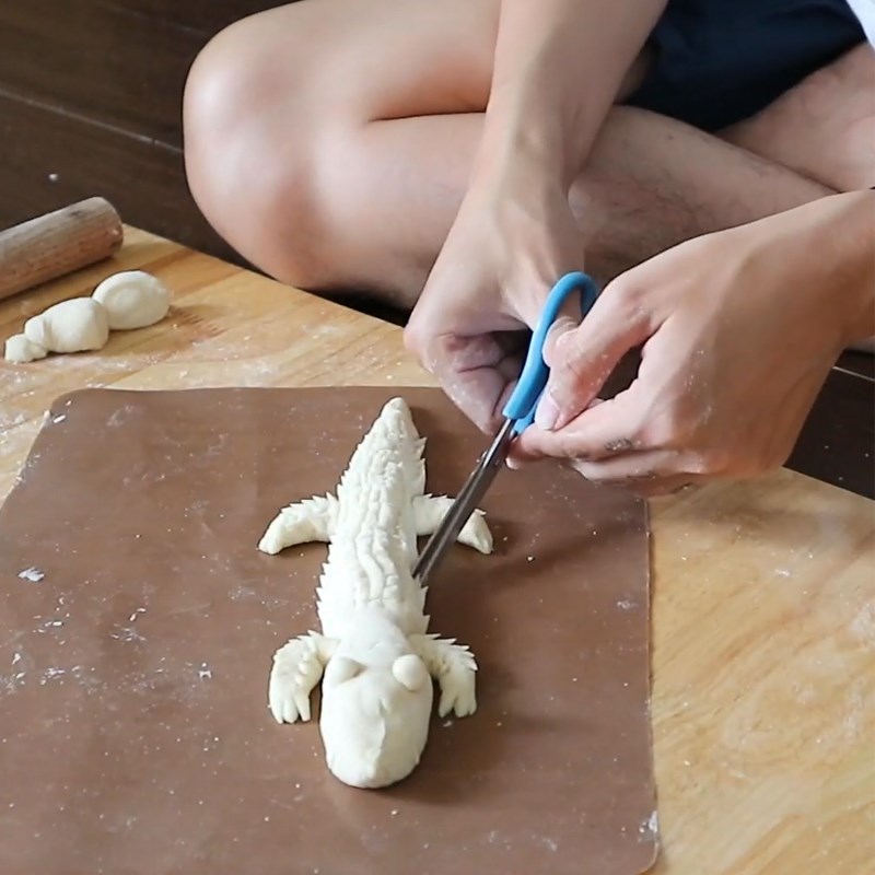 Bước 4 Tạo hình cá sấu Bánh mì cá sấu