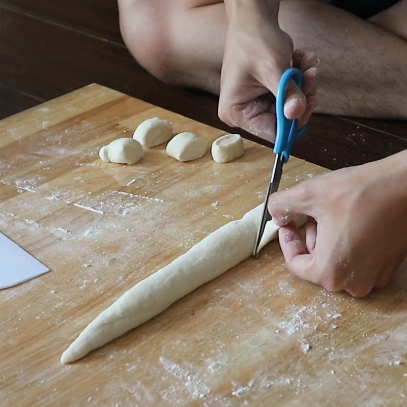 Bước 4 Tạo hình cá sấu Bánh mì cá sấu