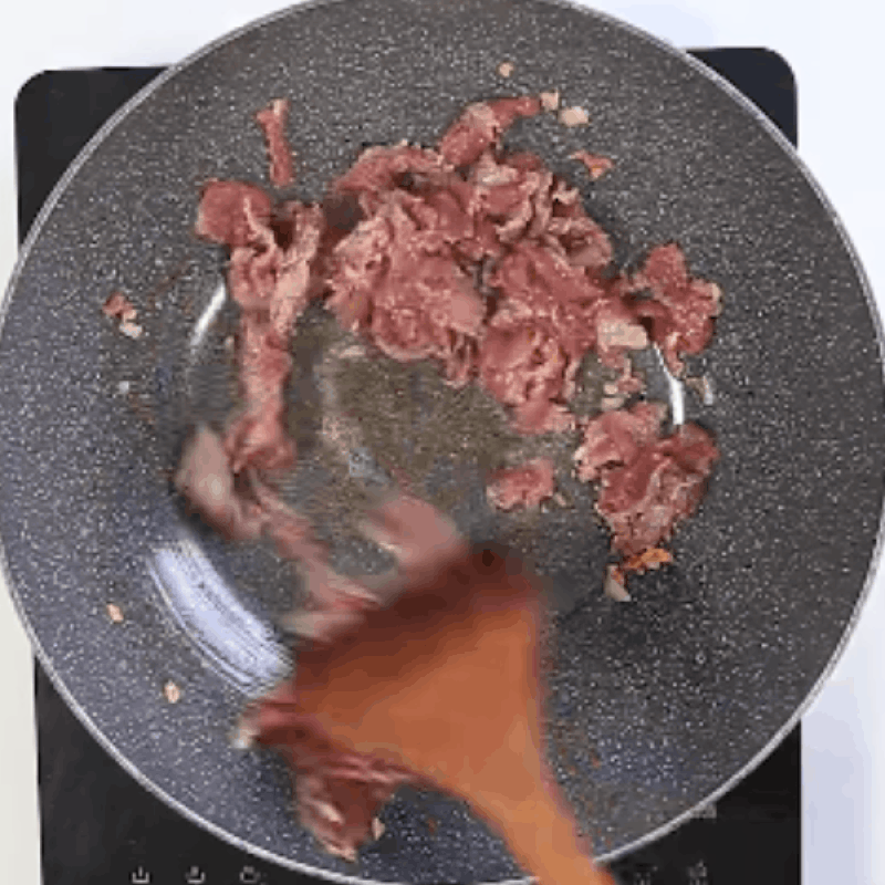Bước 5 Xào thịt bò Thịt bò xào bông so đũa
