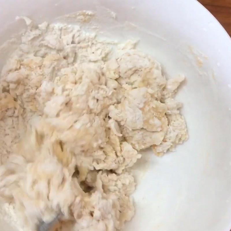 Bước 1 Trộn bột bánh Bánh mì cuộn xúc xích bằng nồi chiên không dầu