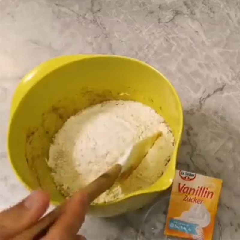 Bước 2 Trộn bột bánh Bánh chuối nướng hạnh nhân bằng nồi chiên không dầu
