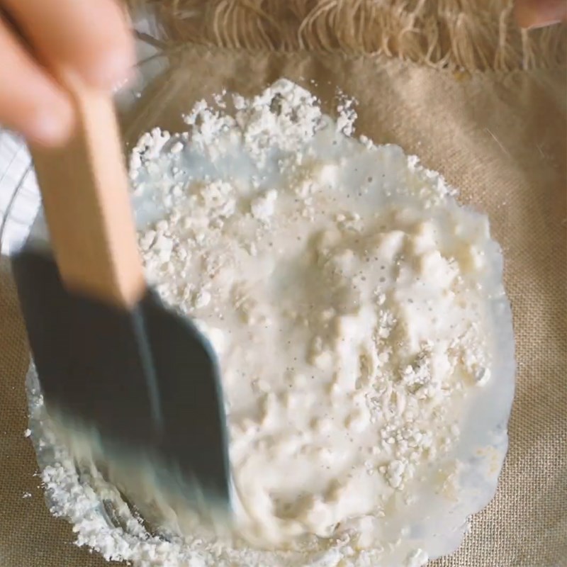 Bước 1 Trộn bột bánh Bánh mì Brioche - bánh mì hoa cúc bằng bột nguyên cám