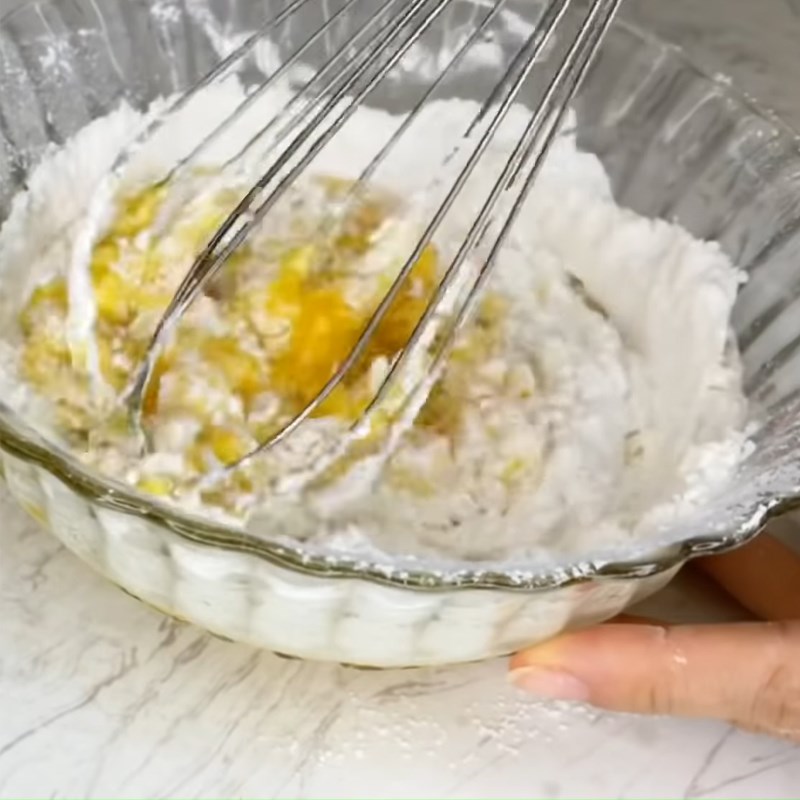 Bước 1 Trộn bột bánh Bánh trứng cuộn bằng nồi chiên không dầu