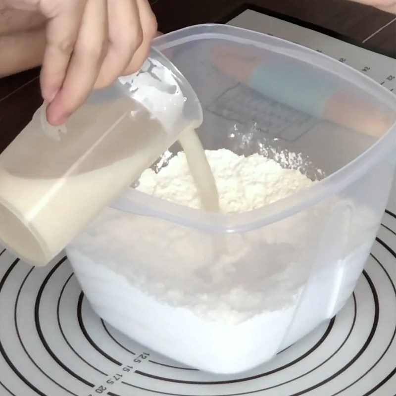 Bước 1 Trộn bột bánh Bánh mì cá sấu